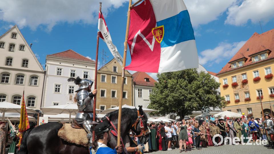 Amberger Brunnenfest. Der historische Festzug führte vom Malteserplatz durch die Fußgängerzone zum Marktplatz. Bild: Wolfgang Steinbacher