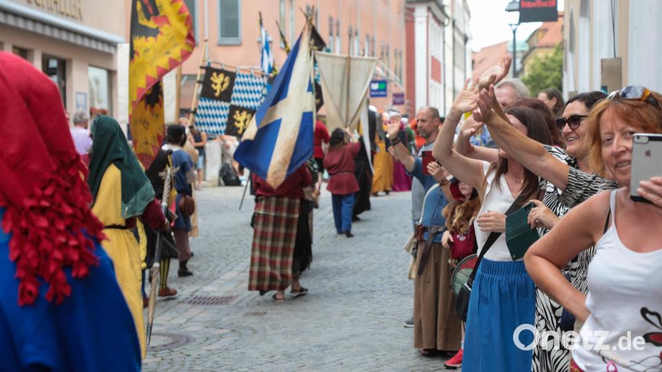 Amberger Brunnenfest. Der historische Festzug führte vom Malteserplatz durch die Fußgängerzone zum Marktplatz. Bild: Wolfgang Steinbacher