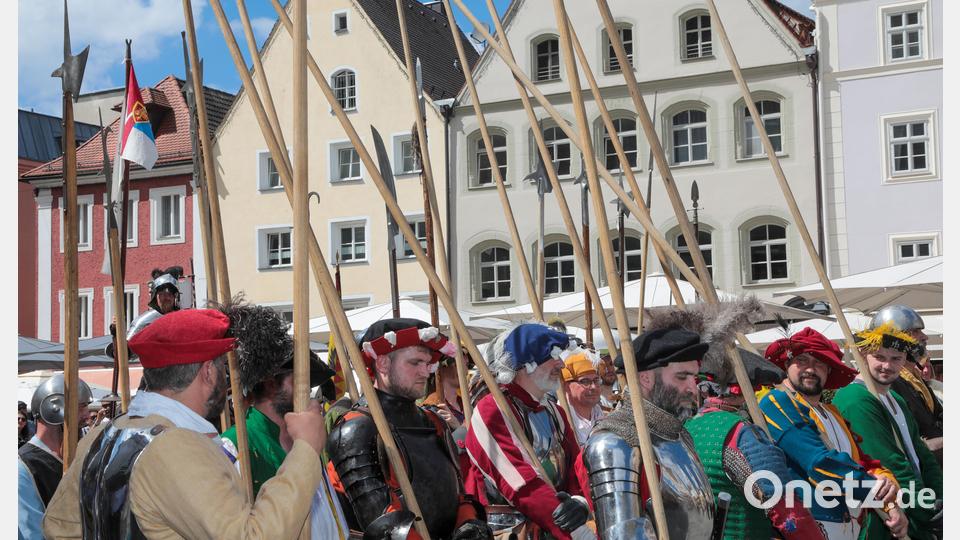 Amberger Brunnenfest. Der historische Festzug führte vom Malteserplatz durch die Fußgängerzone zum Marktplatz. Bild: Wolfgang Steinbacher