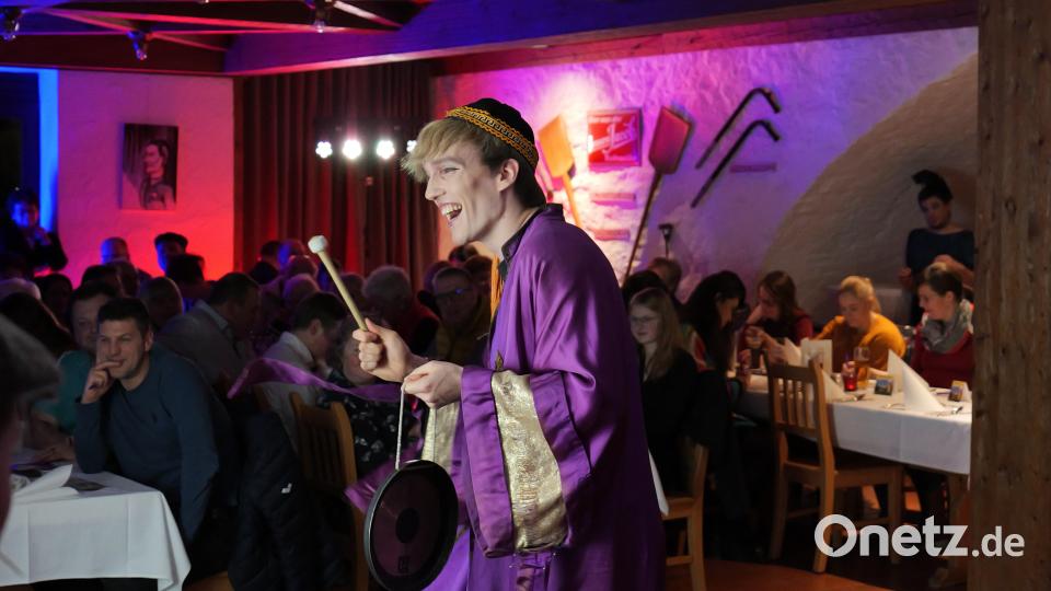 Daniel Adler sorgt für den roten Faden im Killer-Dinner „Mord im Hause Doubleface“ . Bild: Paul Nürnberger/exb