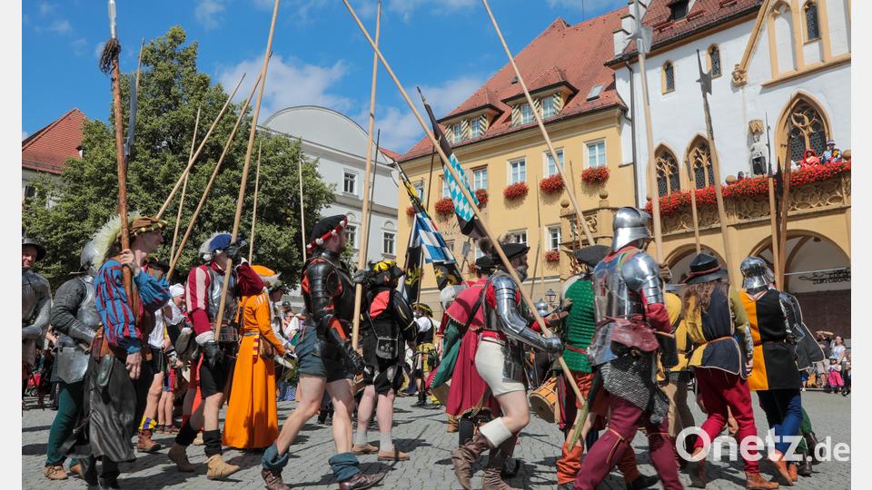 Amberger Brunnenfest. Der historische Festzug führte vom Malteserplatz durch die Fußgängerzone zum Marktplatz. Bild: Wolfgang Steinbacher