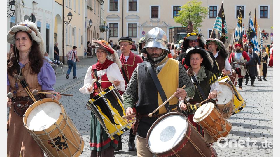 Amberger Brunnenfest. Der historische Festzug führte vom Malteserplatz durch die Fußgängerzone zum Marktplatz. Bild: Wolfgang Steinbacher
