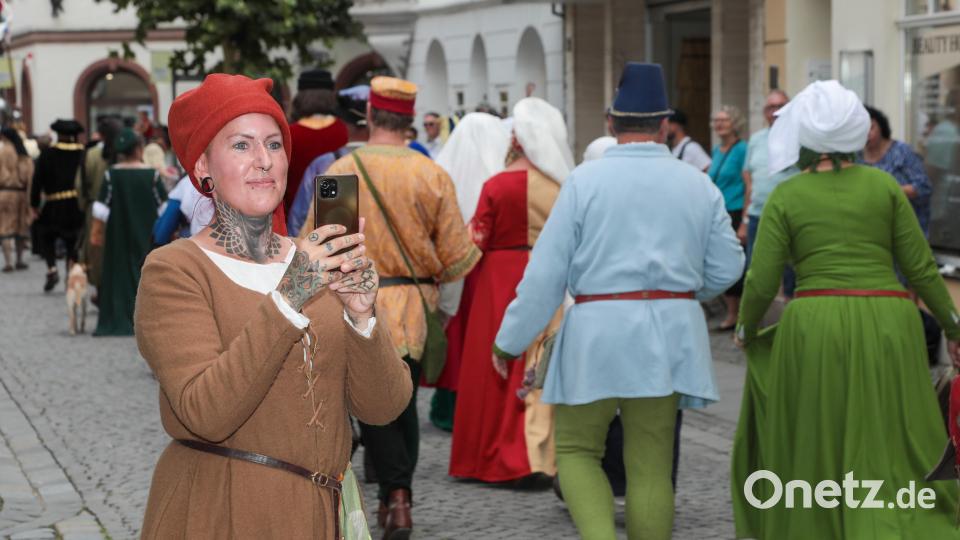 Amberger Brunnenfest. Der historische Festzug führte vom Malteserplatz durch die Fußgängerzone zum Marktplatz. Bild: Wolfgang Steinbacher