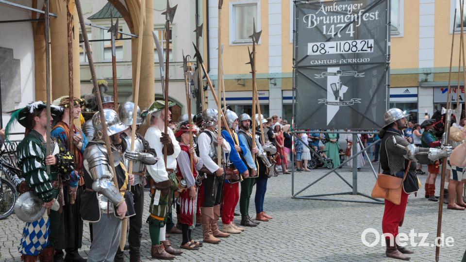 Amberger Brunnenfest. Der historische Festzug führte vom Malteserplatz durch die Fußgängerzone zum Marktplatz. Bild: Wolfgang Steinbacher