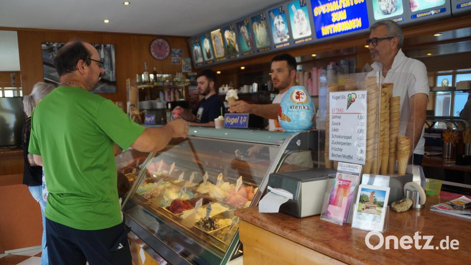 Reiner Thunig, die Brüder Klafdi und Leonard Sorra (von rechts) haben alle Hände voll zu tun, um die Kunden mit Eis zu versorgen. Bild: wel