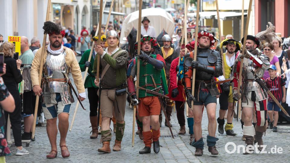 Amberger Brunnenfest. Der historische Festzug führte vom Malteserplatz durch die Fußgängerzone zum Marktplatz. Bild: Wolfgang Steinbacher