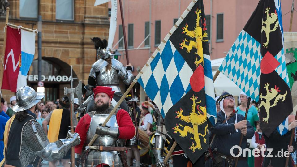 Amberger Brunnenfest. Der historische Festzug führte vom Malteserplatz durch die Fußgängerzone zum Marktplatz. Bild: Wolfgang Steinbacher