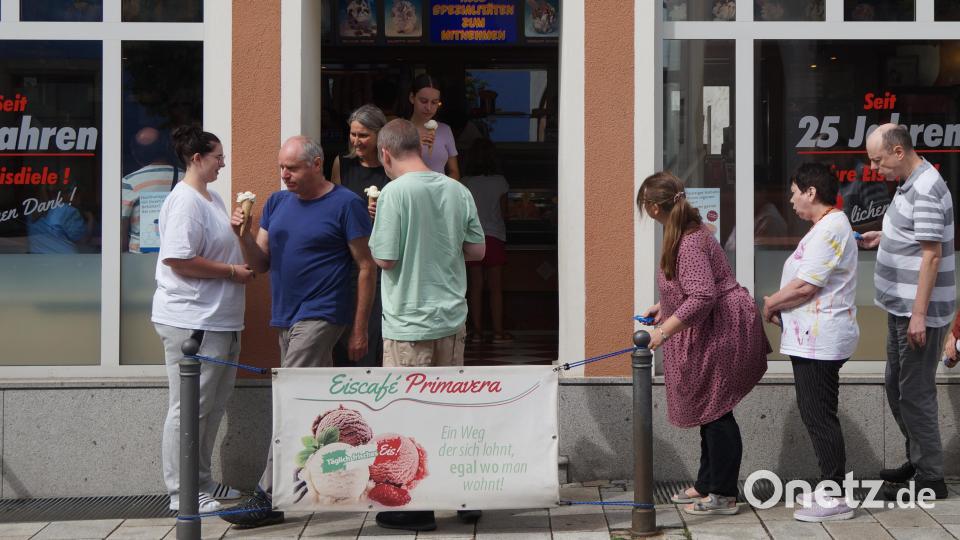 Ein Kommen und Gehen im Eiscafé &quot;Primavera&quot;. Bild: wel
