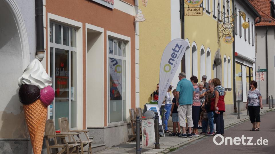 Immer wieder bilden sich Schlangen vor dem Eiscafe &quot;Primavera&quot;. Bild: wel