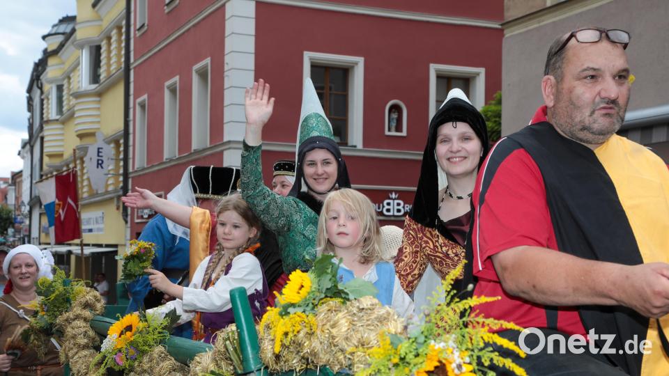 Amberger Brunnenfest. Der historische Festzug führte vom Malteserplatz durch die Fußgängerzone zum Marktplatz. Bild: Wolfgang Steinbacher