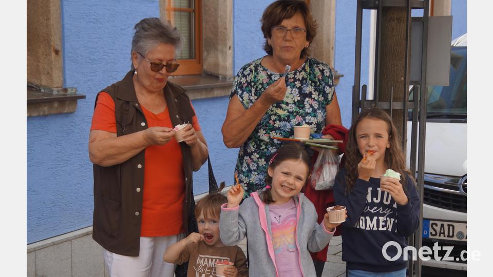 Die Omas Regina Sautter und Brigitte Eibl (von links) genießen das kostenlose Eis mit ihren Enkelkindern Timon, Marie und Emilia (von links). Bild: wel
