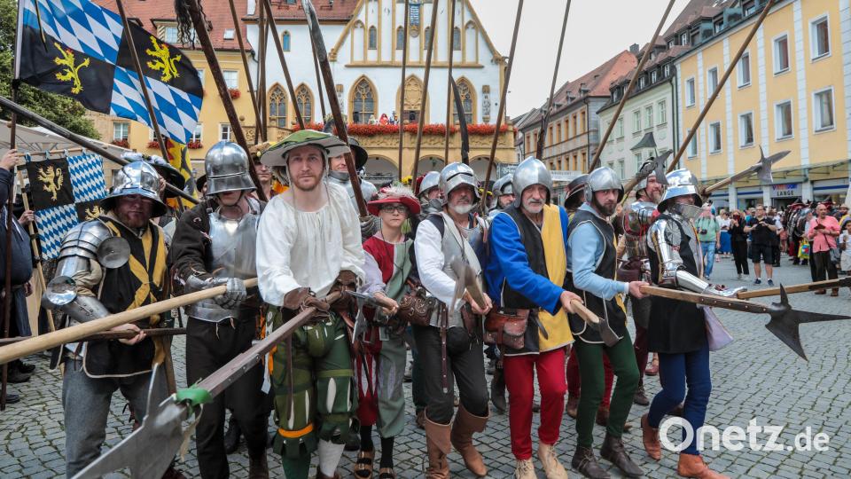 Amberger Brunnenfest. Der historische Festzug führte vom Malteserplatz durch die Fußgängerzone zum Marktplatz. Bild: Wolfgang Steinbacher