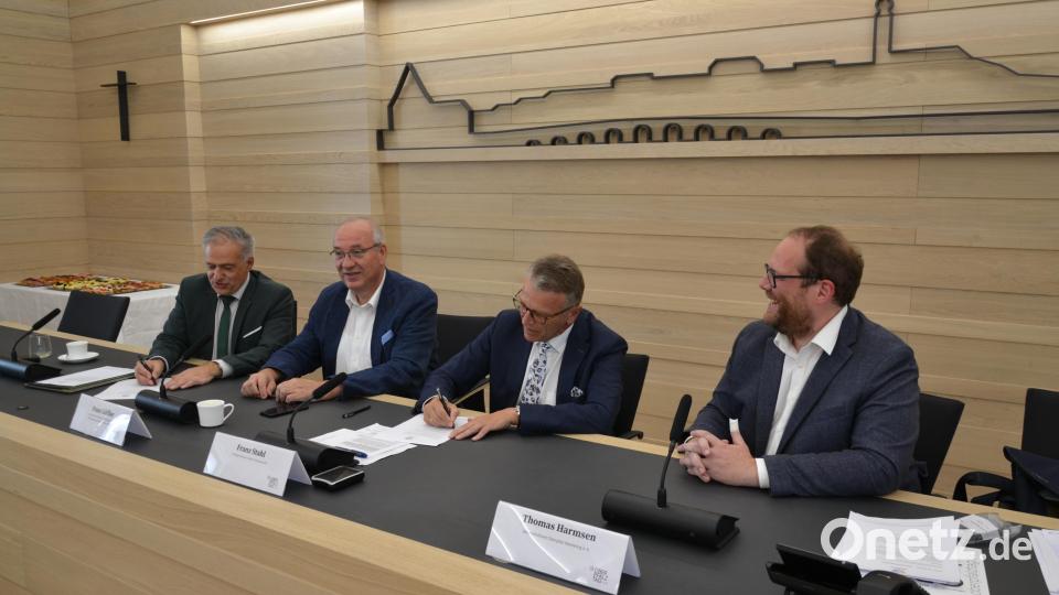 Bei der Unterzeichnung der Absichtserklärung waren (von links) Landrat Roland Grillmeier, Bezirkstagspräsident Franz Löffler, Tirschenreuths Bürgermeister Franz Stahl und Thomas Harmsen, Geschäftsführer des Vereins Oberpfalz-Marketing, dabei. Bild: pz