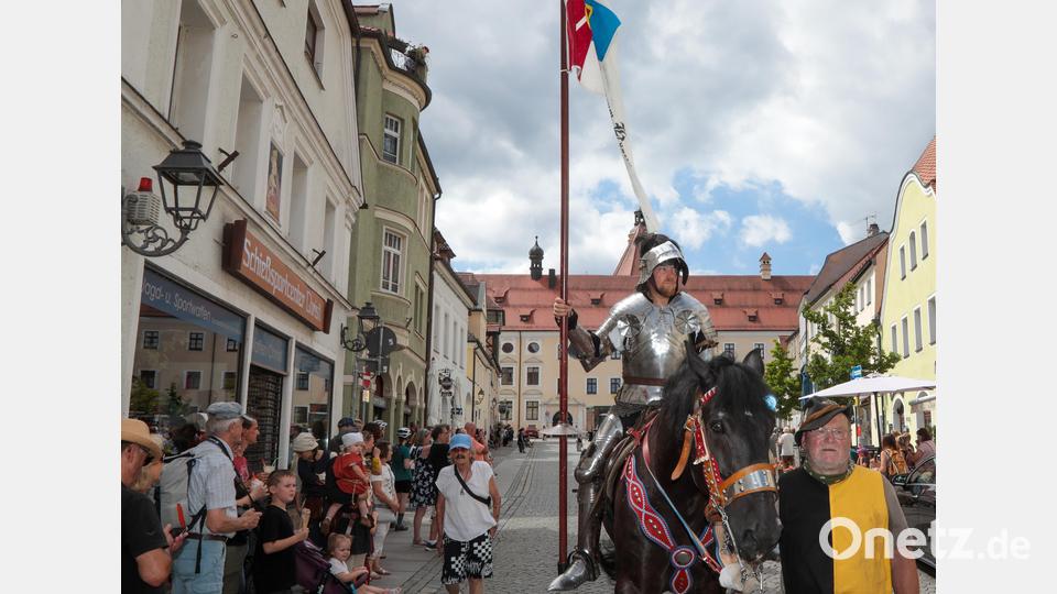 Amberger Brunnenfest. Der historische Festzug führte vom Malteserplatz durch die Fußgängerzone zum Marktplatz. Bild: Wolfgang Steinbacher