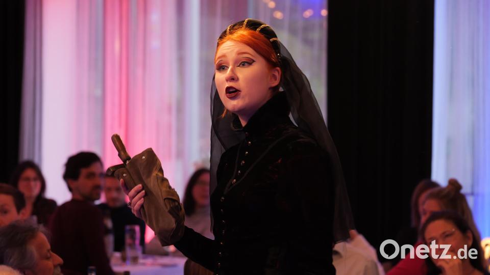 Im Stück „Das Geheimnis der Blutgräfin“ geht es um die sagenumwobene Gräfin Elisabeth Báthory, die Ende des 16. Jahrhunderts 612 jungfräuliche Dienstmädchen umgebracht und ihrem Blut gebadet haben soll. Bild: Florian Wein/exb