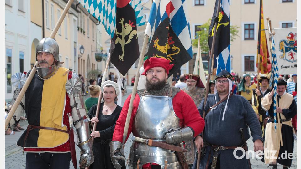 Amberger Brunnenfest. Der historische Festzug führte vom Malteserplatz durch die Fußgängerzone zum Marktplatz. Bild: Wolfgang Steinbacher