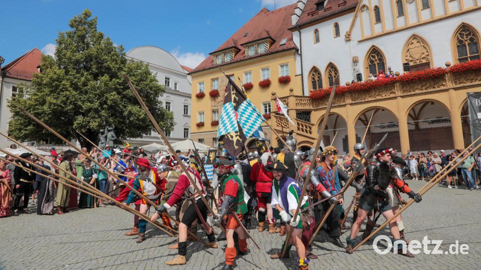 Amberger Brunnenfest. Der historische Festzug führte vom Malteserplatz durch die Fußgängerzone zum Marktplatz. Bild: Wolfgang Steinbacher