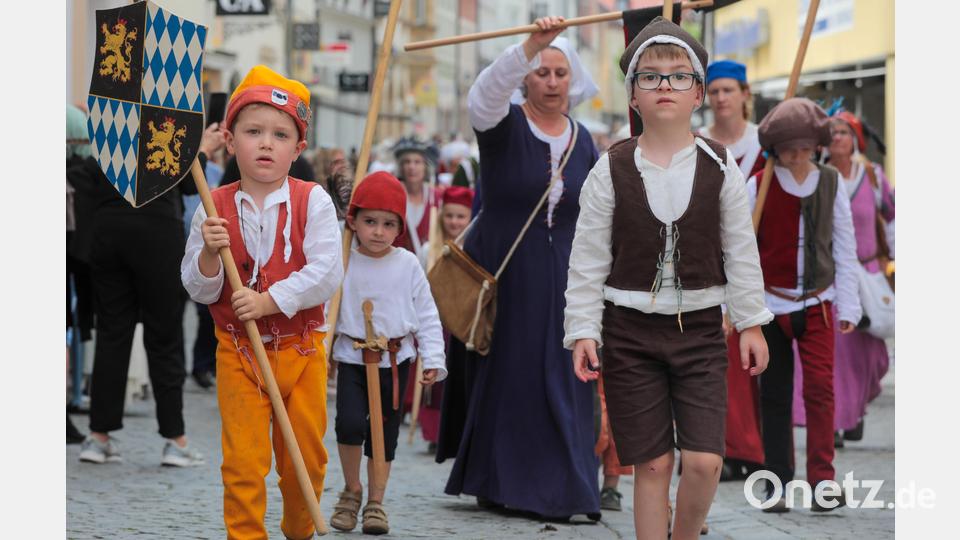 Amberger Brunnenfest. Der historische Festzug führte vom Malteserplatz durch die Fußgängerzone zum Marktplatz. Bild: Wolfgang Steinbacher