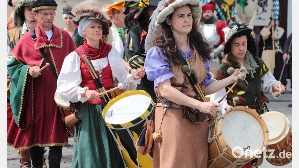 Amberger Brunnenfest. Der historische Festzug führte vom Malteserplatz durch die Fußgängerzone zum Marktplatz. Bild: Wolfgang Steinbacher