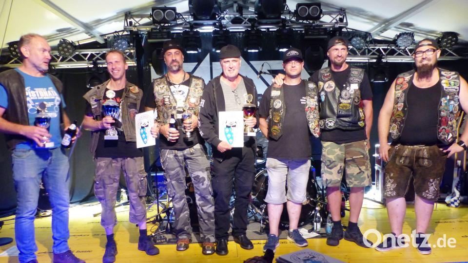 Thomas Edenharder, Chef Daniel Geitner und Christian Bäuml (von rechts) von den Funbikers mit den Geehrten für die weiteste Anreise und die größte Gruppe. Bild: jp