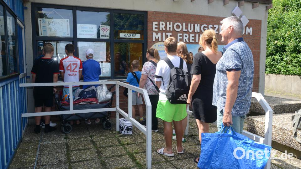 Die ersten Badegäste stehen schon lange vor der Öffnungszeit des Freibades in Schlange vor dem Kassenhäuschen. Bild: bey