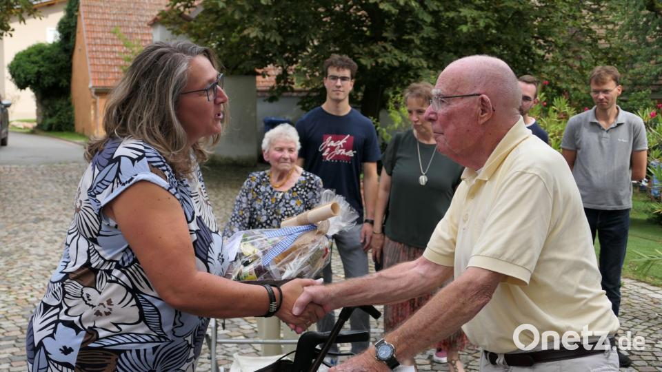 Elmar von Hirschberg mit Bürgermeisterin Carmen Pepiuk. Bild: bod