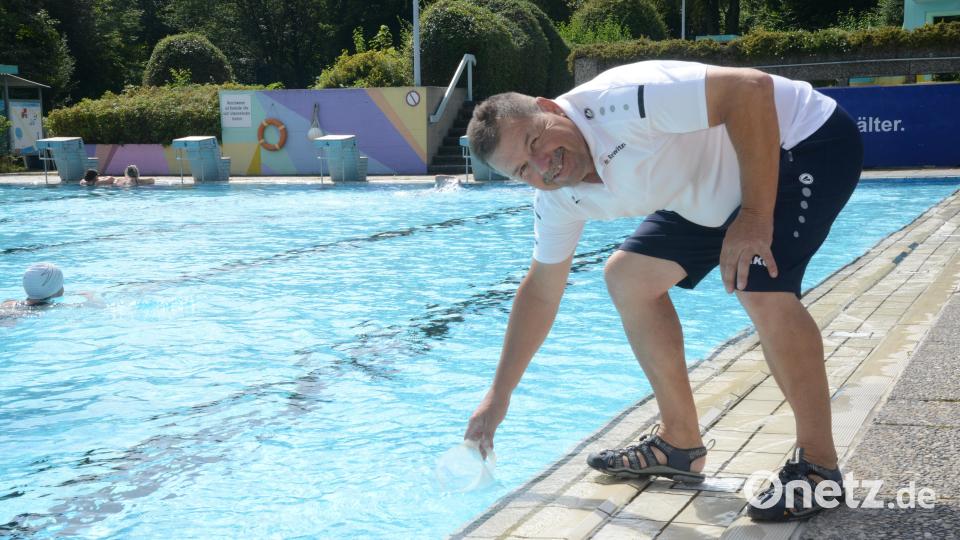 Das Ziehen von Wasserproben und deren anschließende Untersuchung gehören mit zu den Aufgaben von Bademeister Hubert Rewitzer. Bild: bey
