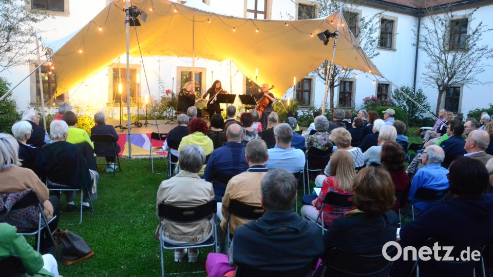 Das &quot;Arte Ensemble&quot; im stimmungsvollen Innenhof der Regionalbibliothek. Bild: Kunz