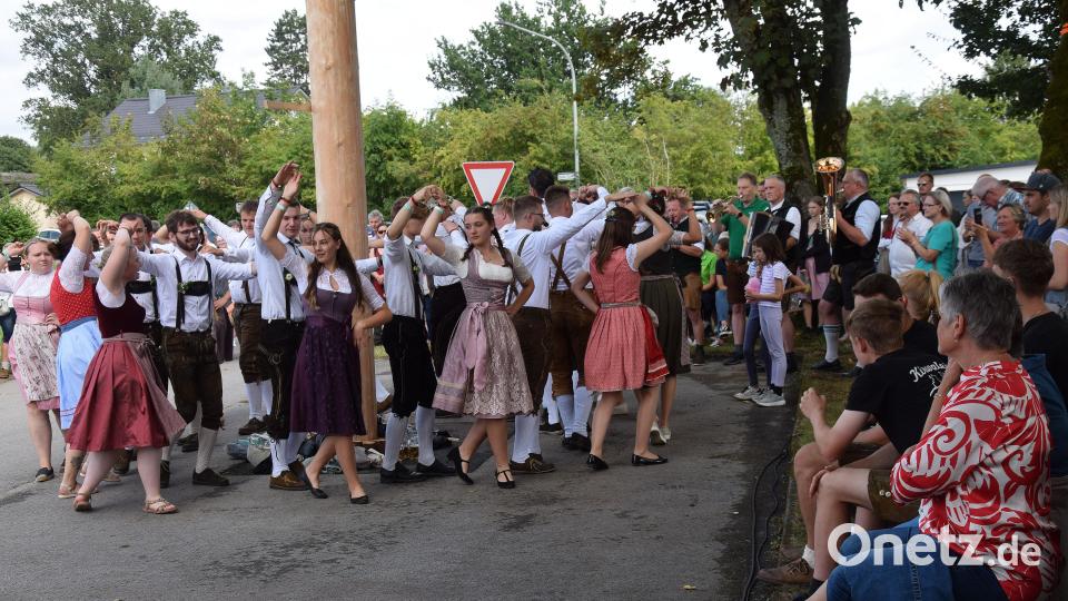Bei der Dorfkirchweih in Mendorferbuch tanzen die Paare zur Musik der Gruppe Woidarawöll den Baum aus. Bild: bö