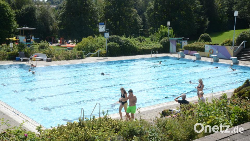 Kurz nach Öffnung des Freibades können die Schwimmer ungehindert ihre Bahnen absolvieren. Bild: bey