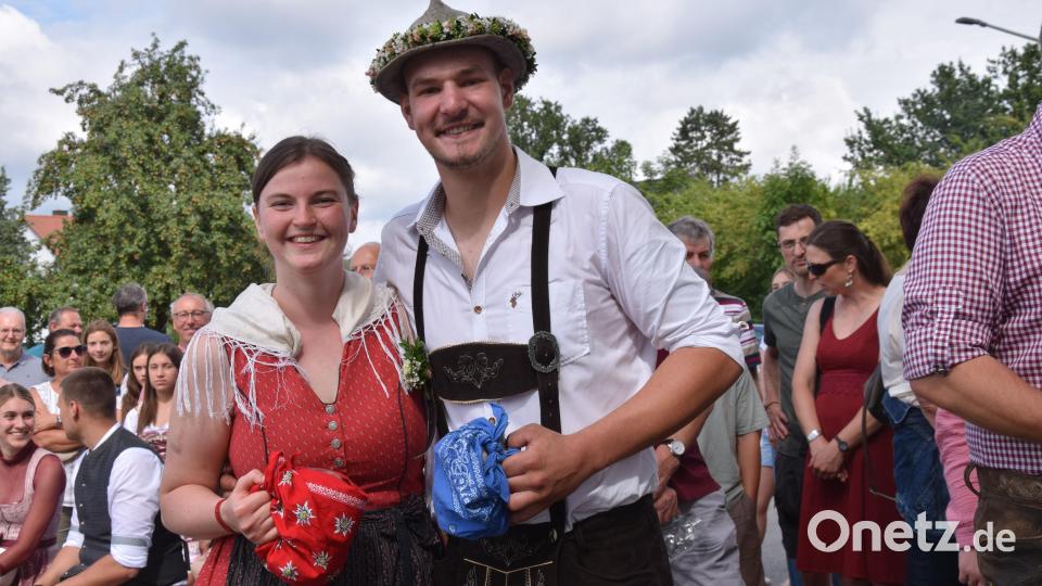 Zum neuen Oberkirchweihpaar werden in Mendorferbuch Antonia Kölbl aus Lohe und Michael Meckl aus Mendorferbuch beim Austanzwalzer gekürt. Bild: bö