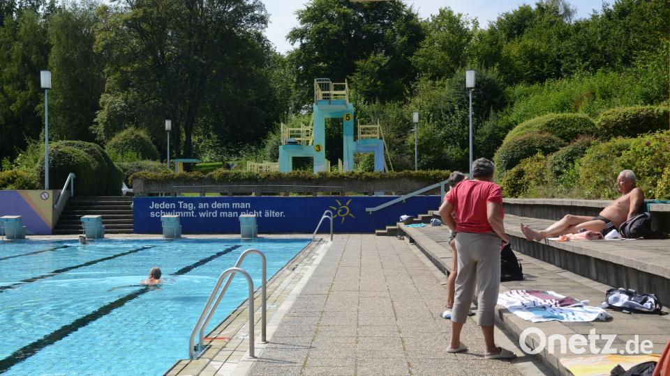 Die Stufen neben dem Schwimmderbecken sind für viele Badegäste der Ideale Ort Sonne zu genießen und Kraft zu tanken. Bild: bey