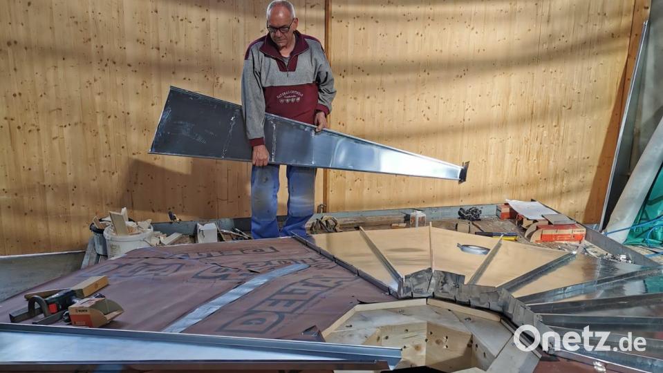 Aus vielen Blechteilen besteht das neue Dach des Pilzes Bild: hme