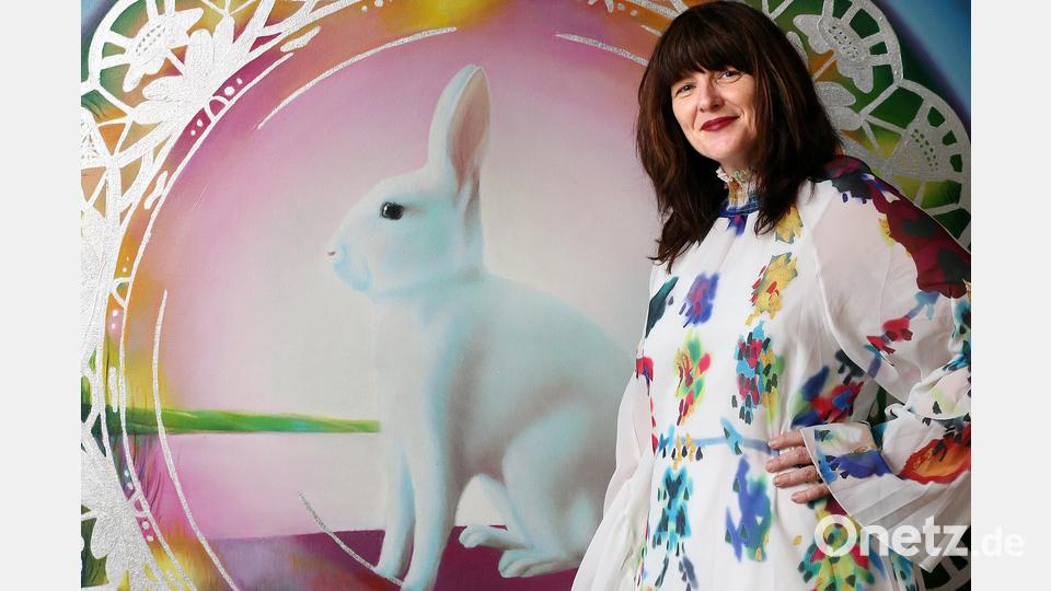 Die Künstlerin Amanda Parer mit ihrem Bild Everything&#039;s Fine. Bild: Chris Kidd/exb