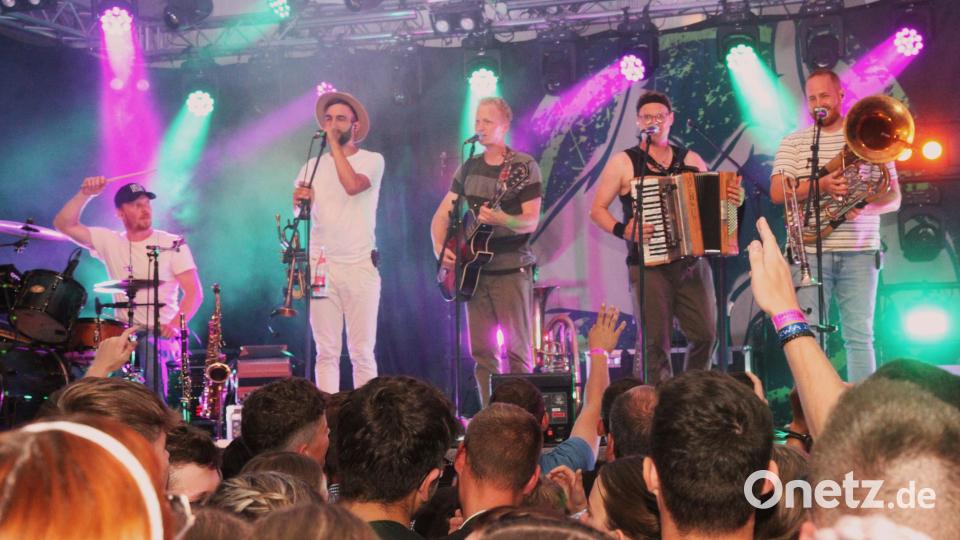 Die Schweizer Partyband &quot;Fäaschtbänkler&quot; eröffnete am Freitag mit einer fulminanten Show das Feuerwehrfest in Neukirchen bei Schwandorf. 3000 Besucher drängten in das Festzelt auf dem Annaberg. Bild: Hirsch