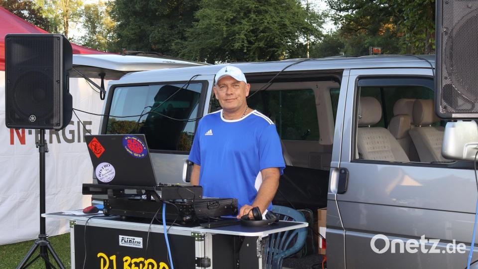 Markus Brem alias DJ Beppo sorgte für die musikalische Partystimmung und versprach, auch im kommenden Jahr wieder ein Kneipen- und Disco-Revival durchzuführen. Bild: mfh