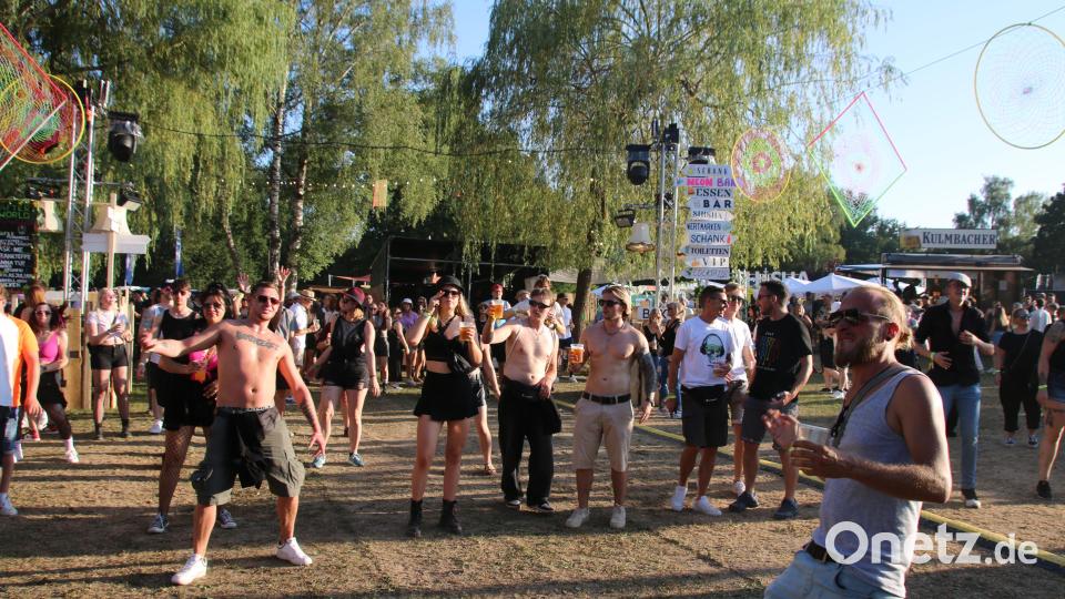 Bei Temperaturen von 30 Grad ließen junge Männer die Hemden fallen und tanzten oberkörperfrei zur Musik. Bild: sne