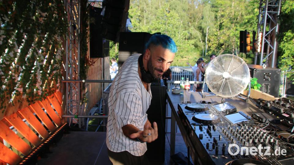 Nicht nur die Gäste sondern auch die DJ´s wie hier Franky Effe, hatten Spaß. Bild: sne