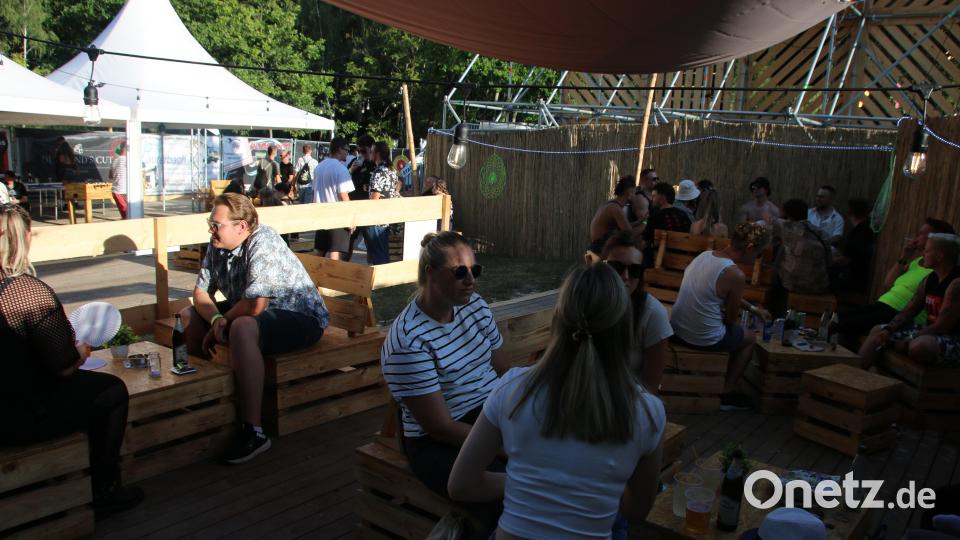 Ein etwas teureres VIP-Ticket bot eine eigene Backstage-Arena und eine separate Tanzfläche direkt neben der Bühne. Bild: sne