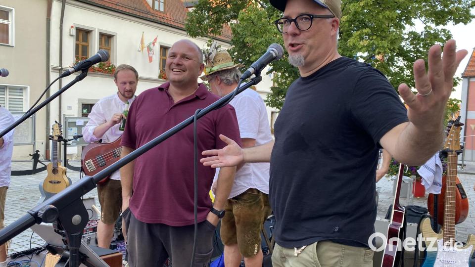 Die Freude über bestes Wetter und überaus viele Besucher war Fabian Knorr als Vorstand der &quot;Pflasterfreunde&quot; (rechts) und dem für die Verpflegung zuständigen Wasserwacht-Chef Oliver Boettcher (links) schon bei der Begrüßung ins Gesicht geschrieben. Bild: aub