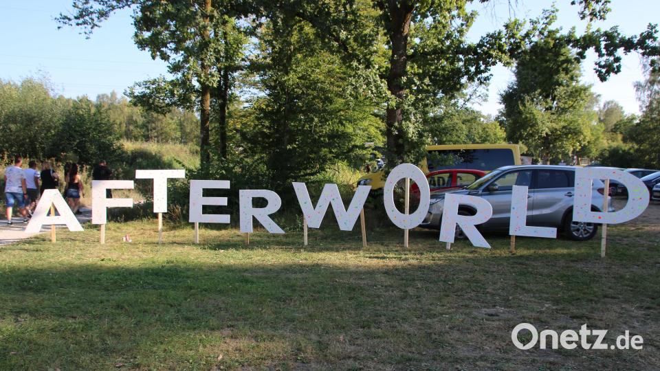 Mit viel Herzblut und in Handarbeit war das gesamte Gelände dekoriert. Ein After World-Schriftzug zierte den Weg vom Parkplatz zum Festgelände. Bild: sne