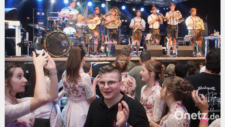 &quot;Auf der Vogelwiese&quot;: Textsicher singen die Jugendlichen bei der Polka mit, die die &quot;Tegernseer Tanzlmusi&quot; auf der Bühne anstimmt. Bild: Hirsch