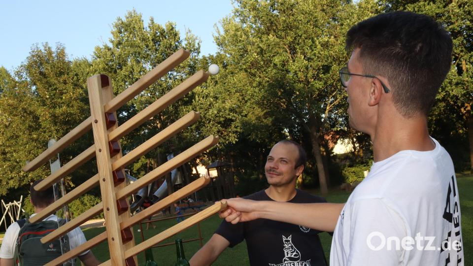 Zwei Mitarbeiter des SV-Loderhof probierten während einer Arbeitspause dasSpiel Belle Etage aus. Dennis Mutzbauer (rechts) und Thomas Scherer (links) stellten fest, dass ihr Leidenschaft doch beim Fußballspiel liegt. Bild: mfh