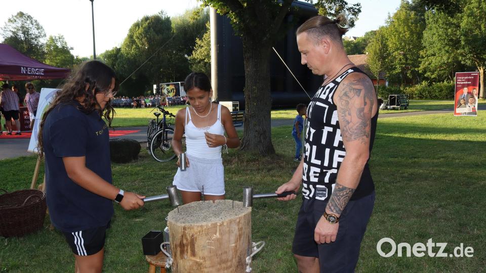 Daniel Schnellinger (rechts) hatte den Open-Air-Kinobesuch seiner Tochter (Mitte) versprochen, die einen Tag zuvor ihren Geburtstag gefeiert hatte. Die Freundin (links) der Tochter ließ sich nicht zweimal bitten, den Film noch einmal anzusehen. Bild: mfh