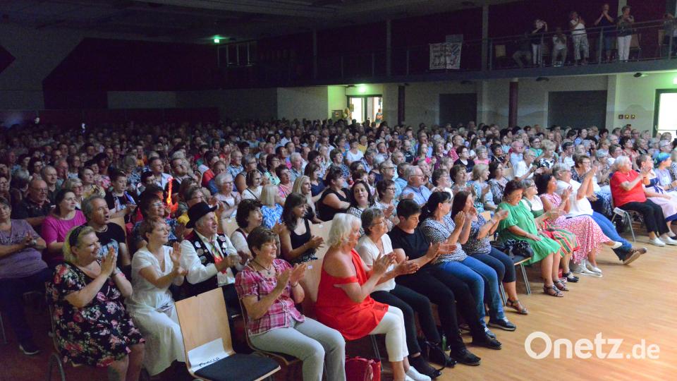 Die Fans, Freunde und Wegbegleiter der "Kasteltruther Spatzen" waren wieder "Feuer und Flamme" für ihre Ideale. Bild: bey