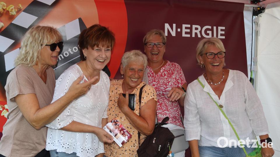 Beste Stimmung: Die Damengruppe freute sich schon auf den Film. Bild: mfh