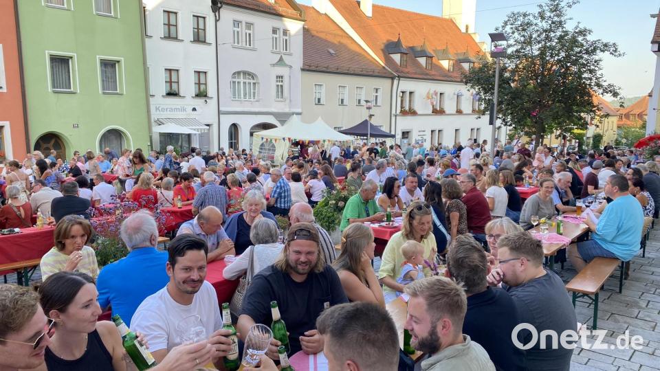 Schon kurz nach Beginn gab es nur noch wenige freie Plätze auf dem Oberen Markt in Nabburg. Bild: aub