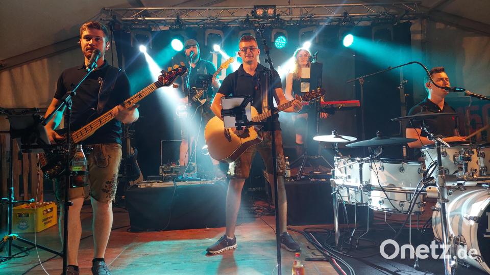 &quot;Dei vo gestern&quot; sorgen mit Schlager-Oldies dafür, dass die Stullner Kirwa stimmungsvoll startet. Bild: jua