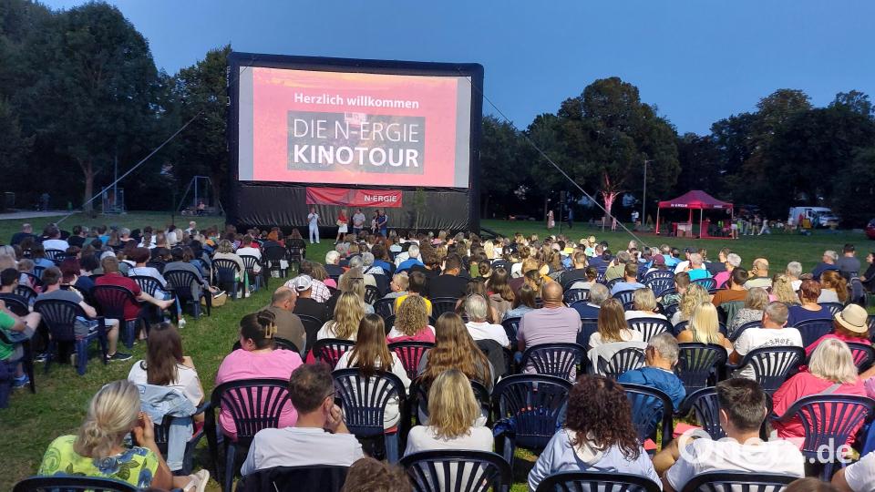 Beeindruckend: Die Leinwand hat eine Größe von zwölf mal sechs Metern und wird wie eine Hüpfburg von Druckluft stabilisiert. Bild: mfh