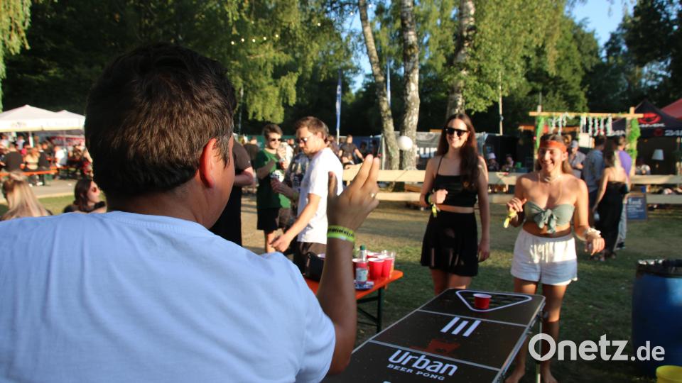 After World bot nicht nur Musik und Tanz. Bei Beer Pong und am Kicker-Tisch konnte man die nächste Runde ausfechten. Bild: sne
